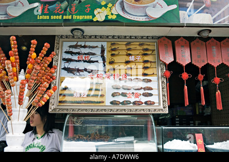 CHINA WUHAN chinesischen fast-Food-Restaurant, spezialisiert auf Kabobs Insekten Käfer Skorpione Heuschrecken etc. Stockfoto