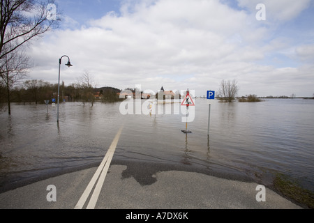 Fluss Elbe Überschwemmung, überfluteten Straße in der Nähe von Hitzacker, Deutschland, Niedersachsen, Elbe, Hitzacker Stockfoto