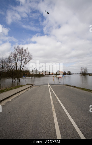 Fluss Elbe Überschwemmung, überfluteten Straße in der Nähe von Hitzacker, Deutschland, Niedersachsen, Elbe, Hitzacker Stockfoto