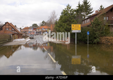 Fluss Elbe Überschwemmung, überfluteten Straße in der Nähe von Hitzacker, Deutschland, Niedersachsen, Elbe, Hitzacker Stockfoto