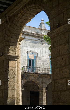 Terrasse und Fassaden auf der Plaza de Armas in Havanna Kuba Stockfoto