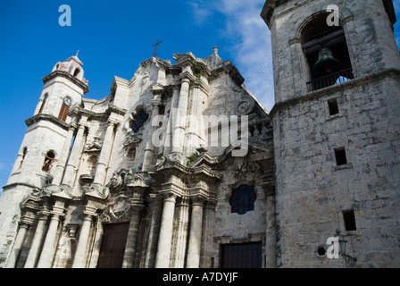 Barocke Fassade und asymmetrische Türme der Kathedrale von Havanna, Havanna, Kuba. Stockfoto