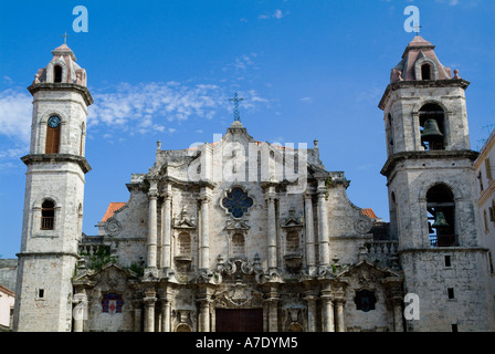 Barocke Fassade und asymmetrische Türme der Kathedrale von Havanna, Havanna, Kuba. Stockfoto