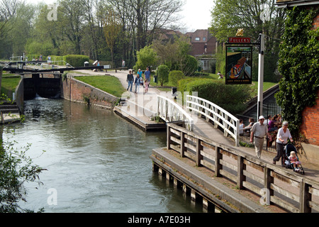 Newbury Verriegelung und Leinpfad am historischen Kennet und Avon Kanal bei Newbury Berkshire England UK Stockfoto