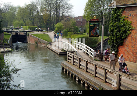 Newbury Verriegelung und Leinpfad am historischen Kennet und Avon Kanal bei Newbury Berkshire England UK Stockfoto