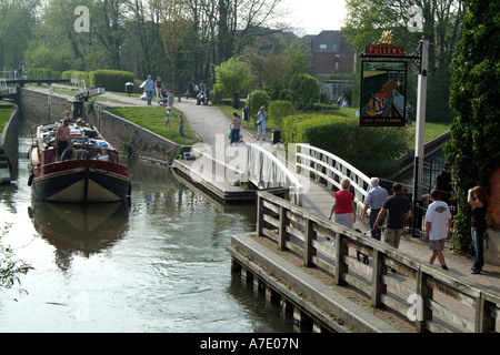 Newbury Verriegelung auf dem historischen Kennet und Avon Kanal bei Newbury Berkshire England UK einen alten Kahn verlässt das Schloss Stockfoto