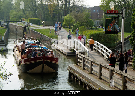 Newbury Verriegelung auf dem historischen Kennet und Avon Kanal bei Newbury Berkshire England UK Barge übergibt eine Canalside Kneipe Stockfoto