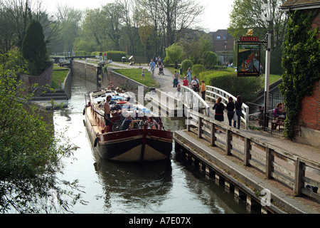 Newbury Verriegelung auf dem historischen Kennet und Avon Kanal bei Newbury Berkshire England UK Barge übergibt eine Canalside Kneipe Stockfoto