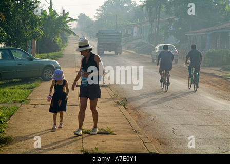 Mutter und Tochter, die zu Fuß in den Straßen von Vinales Kuba Stockfoto