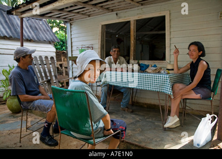 Senior Tabakbauern erhalten Gäste in seinem Haus in Vinales, Provinz Pinar Del Rio, Kuba. Stockfoto