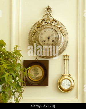 Nahaufnahme von Antik Silber gerahmt Uhr und Barometer Messing mit kleinen Miniatur gerahmt Aquarell auf weißen vertäfelten Wand Stockfoto