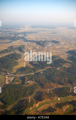 Hohen Ebene schräg Luftaufnahme von Elektrizität Getriebe Masten Felder und Wälder in der Nähe von Tokio Japan Asien Stockfoto