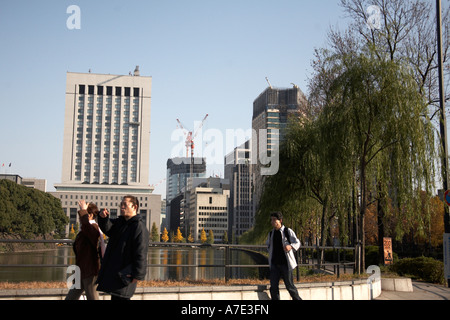 Hoch moderne kommerzielle Büro Hochhaus Gebäude Herbst Bäume und Menschen zu Fuß durch Gaisen Graben im Zentrum von Stadt von Tokio Stockfoto