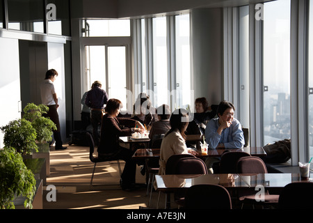 Japaner essen und trinken im Café am Roppongi Hills Mori Tower Tokyo City View in Tokyo Japan Asien Stockfoto
