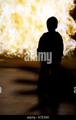 Westliche junge Silhouette vor Feuer-Kunst-Installation in Mori Art Museum Stadt Tokio Japan Asien Stockfoto