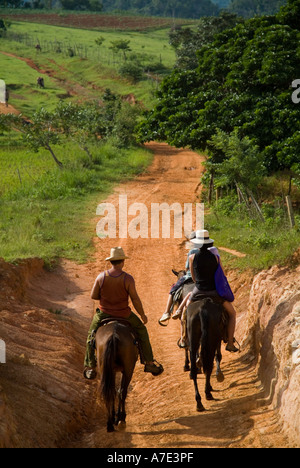 Familie Reiten in der Natur zusammen mit ihren kubanischen Führer, Vinales Tal, Kuba. Stockfoto