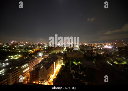 Hohen Niveau schrägen halb Antenne Twilight Nachtansicht Nord östlich von Bürogebäuden und Straßen vom Hotel Grand Palace Stadt Tokyo Stockfoto