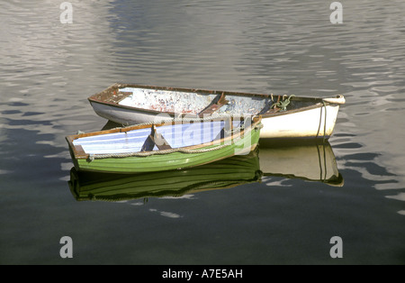 Europa Irland Kerry Ring of Kerry Ruderboote spiegelt sich in einer ruhigen Bucht Stockfoto