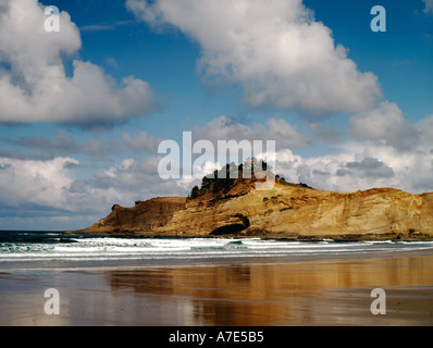 Cape Kiwanda ragt in den Pazifischen Ozean entlang der Central Oregon Coast Stockfoto