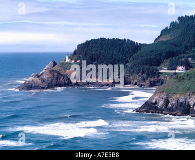 Heceta Head Lighthouse sitzt auf einem Felsvorsprung über dem Pazifischen Ozean bei Oregon s Teufel s Ellenbogen State Park Stockfoto