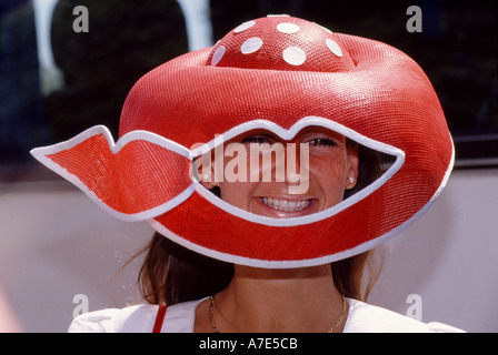 Eine Frau trägt einen lustigen Hut zum Ladies Day in Ascot-Rennen in Ascot, Berkshire, England Stockfoto