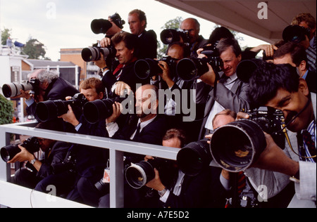 Presse-Fotografen beim Royal Ascot Pferderennen treffen zu fotografieren, die Königin und Prinzessin Diana in der Royal Ascot-Gehäuse Stockfoto