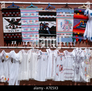 Traditionelle Teppiche und Kleidung auf dem Markt von Tulum, Quintana Roo, Halbinsel Yucatan, Mexiko Stockfoto