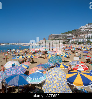 Spanien, Gran Canaria, Sandstrand, Sonnenliegen, Touristen, Meer, Kanaren,  Insel, Strand, Sand, Liegestühle, Sonnenschirme, Regenschirme, Menschen,  Touristen, Strandkörbe, Sonnen, entspannen, Entspannung, Ruhe, Wasser,  Urlaub, Strandurlaub, Tourismus