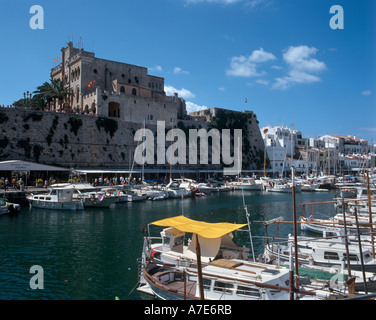 Alten Hafen mit dem Rathaus (Ajuntament) hinter Ciutadella (Ciudadela), Menorca, Balearen, Spanien Stockfoto