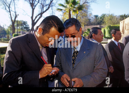 2, zwei, Mexikaner, mexikanische Männer, mexikanische Geschäftsleute, Erwachsene, Erwachsene Männer, Stadt Morelia, Morelia, Michoacan State, Mexiko Stockfoto