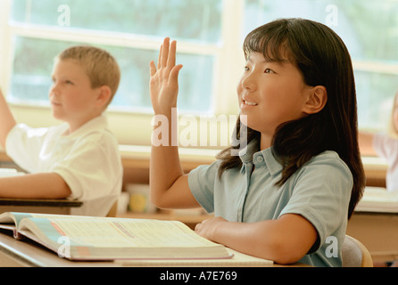 Begierig Schulkinder Erziehung ihrer Hände in der Klasse Stockfoto