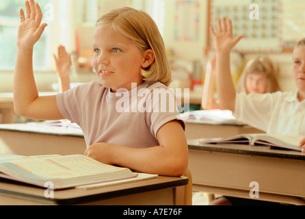 Begierig Schulkinder Erziehung ihrer Hände in der Klasse Stockfoto