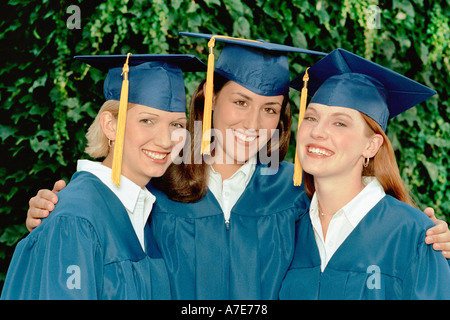 Porträt von drei weiblichen Absolventen, Lächeln Stockfoto