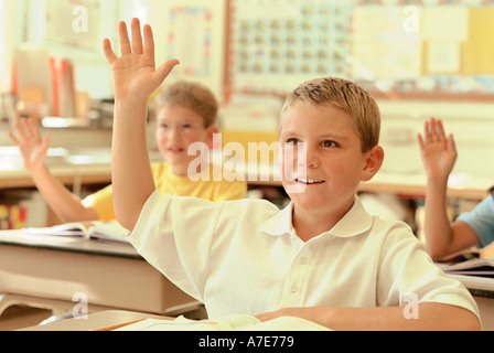 Begierig Schulkinder Erziehung ihrer Hände in der Klasse Stockfoto