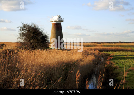 Ein Blick auf die redundante Entwässerung Mühle auf den Norfolk Broads bei West Somerton, Norfolk, England, Vereinigtes Königreich, Europa. Stockfoto