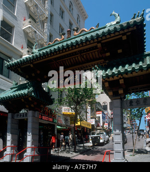 Eingang zu Chinatown an der Grant Avenue an der Kreuzung mit Bush Street, San Francisco, Kalifornien, USA Stockfoto