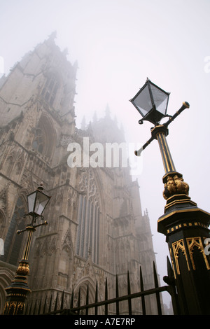 York Minster im Nebel North Yorkshire England Stockfoto