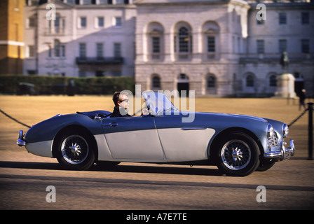 EINEN AUSTIN-HEALEY VORBEIFAHREN HORSEGUARDS PARADE IN LONDON UK Stockfoto