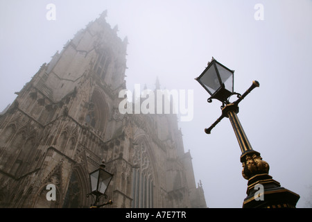 York Minster im Nebel North Yorkshire England Stockfoto