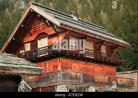 Traditionelle Alpine Chalet aus Holz Stockfoto