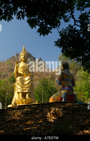 Eine Buddha-Statue im Wat Khao Tham Talu in Ratchaburi Provinz Thailand Stockfoto