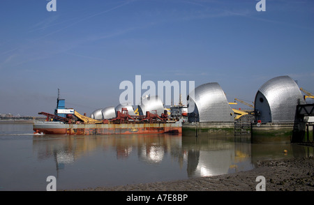 Schiff vorbei durch die Thames Flood Barrier Stockfoto