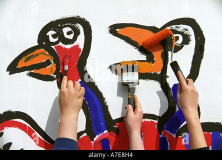 OSCAR GEWINNEN ANIMATOR NICK PARK HILFT KINDERN AUS DER NÄCHSTENLIEBE NCH FARBE EINE RIESIGE PLAKATWAND IN BRISTOL Stockfoto