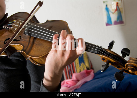 Junge Frau mit dem Geigenspiel Stockfoto