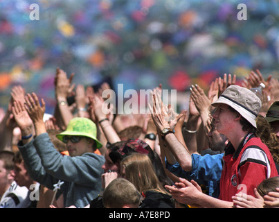 MENSCHENMASSEN GENIEßEN DEN SONNENSCHEIN BEI GLASTONBURY ROCK FESTIVAL 1999 SOMERSET UK Stockfoto