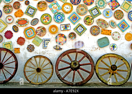 Keramik-Anzeige und Wagen Räder außen Shop Raposeira Algarve Portugal Europa Stockfoto