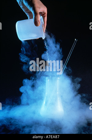 Ein Stream von flüssigem Stickstoff bei - 200degC in einem Kolben verursachen Wolken von nebligen Dampf zu bilden, wie es verdampft. Stockfoto