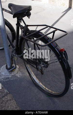 Fahrrad in einer Straße von Mailand Italien gesperrt Stockfoto