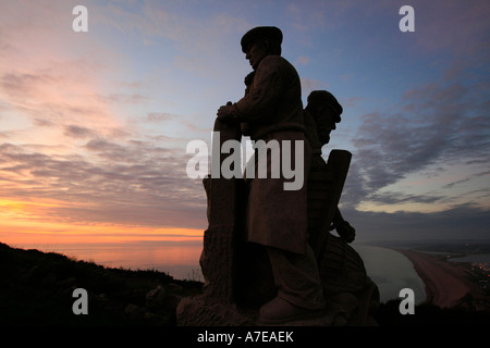 Statue "Spirit of Portland" mit Blick auf Chesil Beach bei Sonnenuntergang Dorset-england Stockfoto