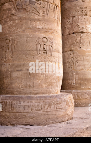 Die große Spalten von Medinet Habu ein neues Reich Tempel in Ägypten allgemein bekannt als der Leichenhalle Tempel von Ramses III Stockfoto